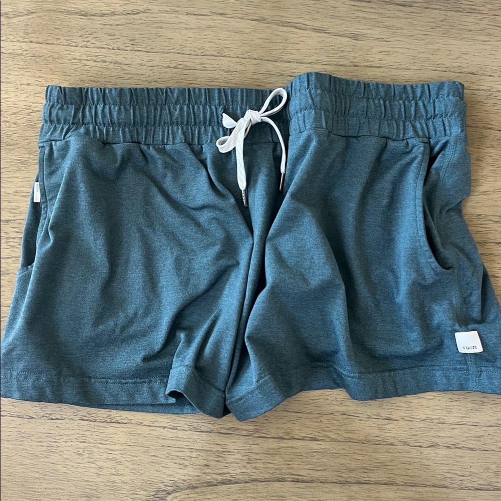 PERFECT COND. VUORI WOMENS DK GREEN HEATHER SHORT SIZE L